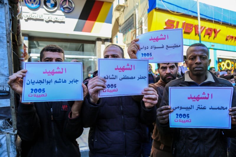بالفيديو والصور: موظفو 2005 يُنظمون مسيرة تجاه مقر إقامة وفد حركة فتح في غزّة