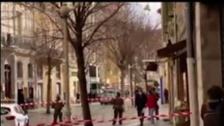 بالفيديو | الشرطة تحتجز شخصا ألقى "رأس بشريا" من نافذة في مدينة طولون الفرنسية