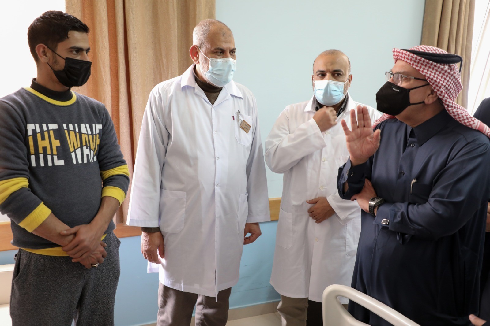 العمادي في مشفى الشيخ حمد.jpg
