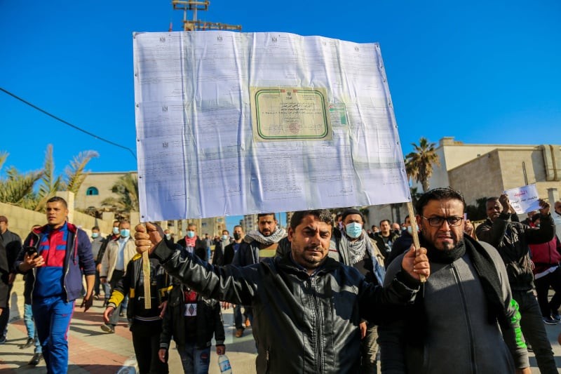 بالفيديو والصور: موظفو 2005 يُنظمون مسيرة تجاه مقر إقامة وفد حركة فتح في غزّة