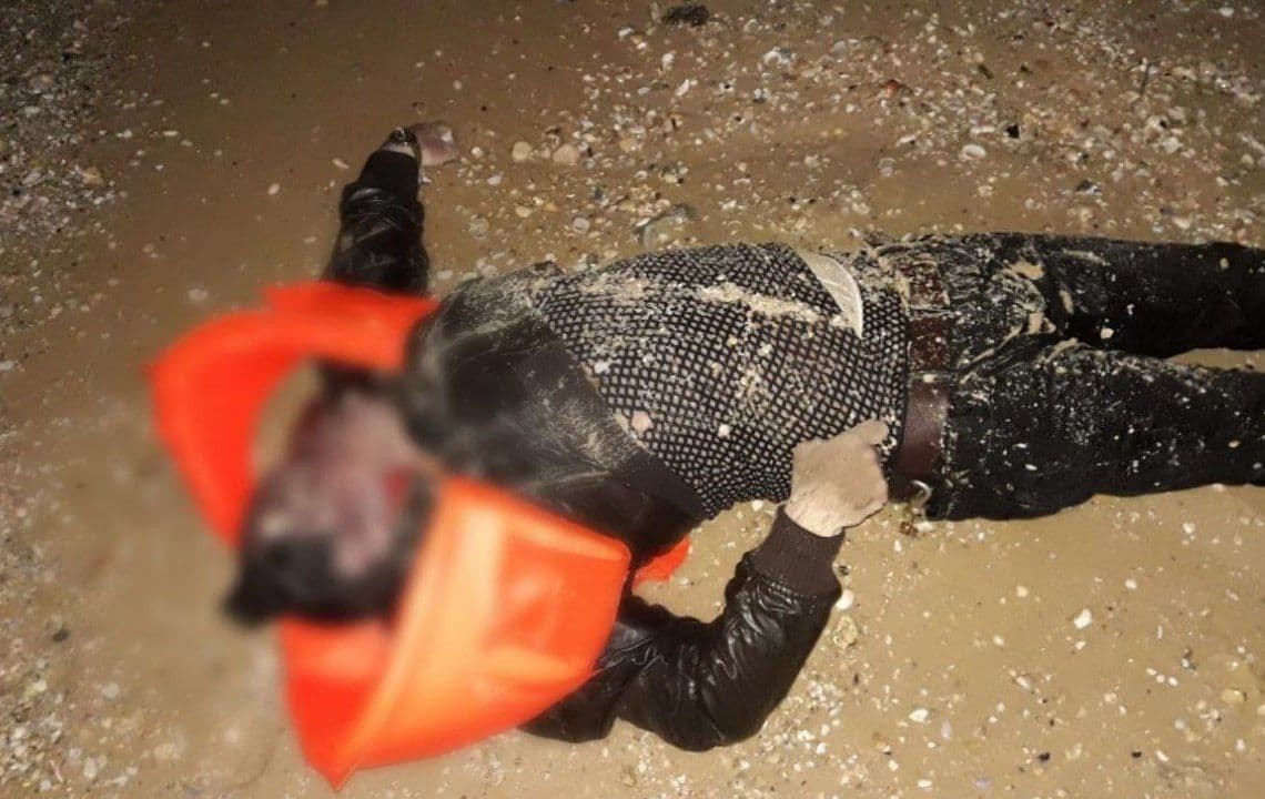شاهد.. العثور على جثة مواطن مصري قذفته الأمواج على شاطئ بحر رفح