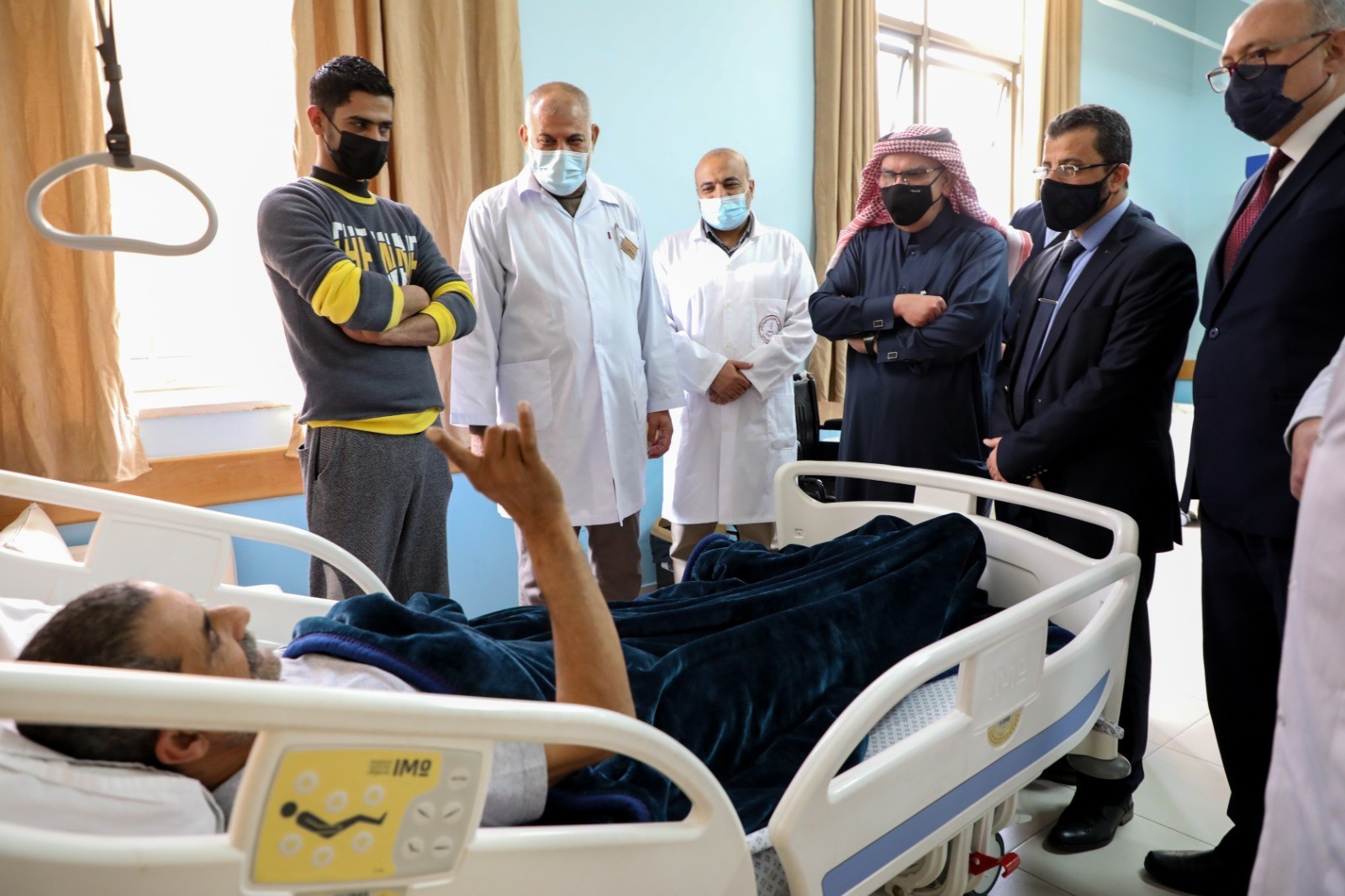 العمادي في مشفى الشيخ حمد 1.jpg