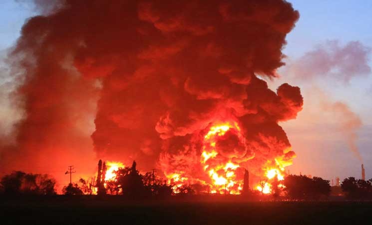 إصابة 20 شخصاً إثر اندلاع حريق صخم بمصفاة نفط في إندونيسيا