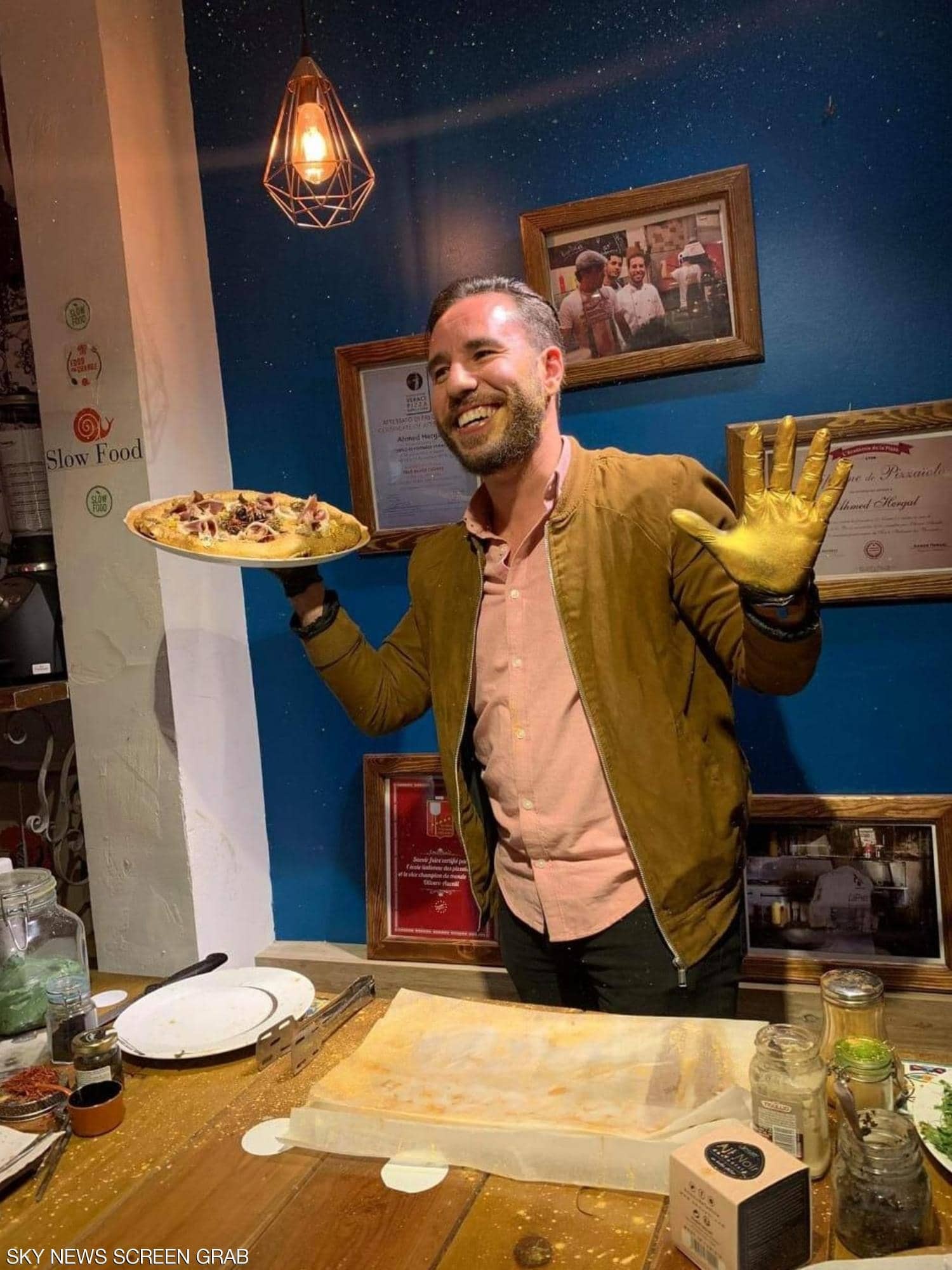 شاهدوا | بسعر "باهظ" طباخ تونسي يقدم "بيتزا الذهب" لزبائنه