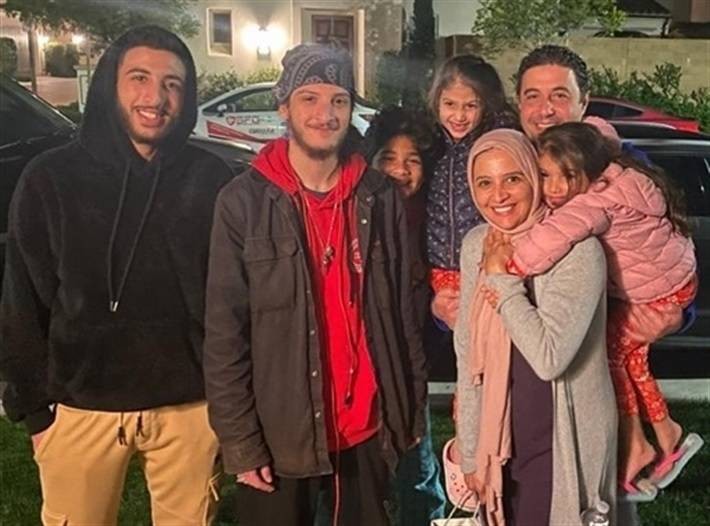 شاهدوا | الممثلة المصرية "حنان ترك" مع أولادها من زيجاتها الخمسة تتصدر التريند
