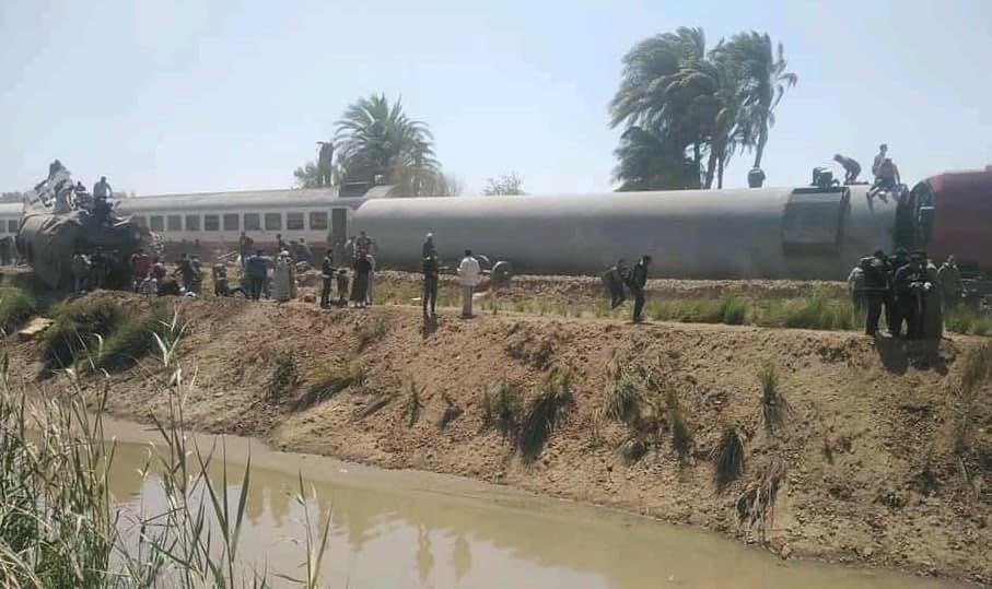 مصرع 32 شخصاً وإصابة 66 آخرين جراء تصادم قطارين في سوهاج جنوب مصر