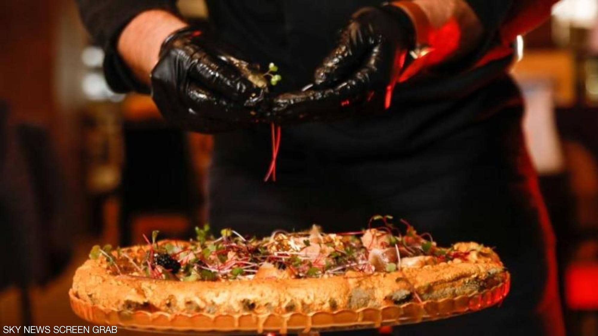 شاهدوا | بسعر "باهظ" طباخ تونسي يقدم "بيتزا الذهب" لزبائنه