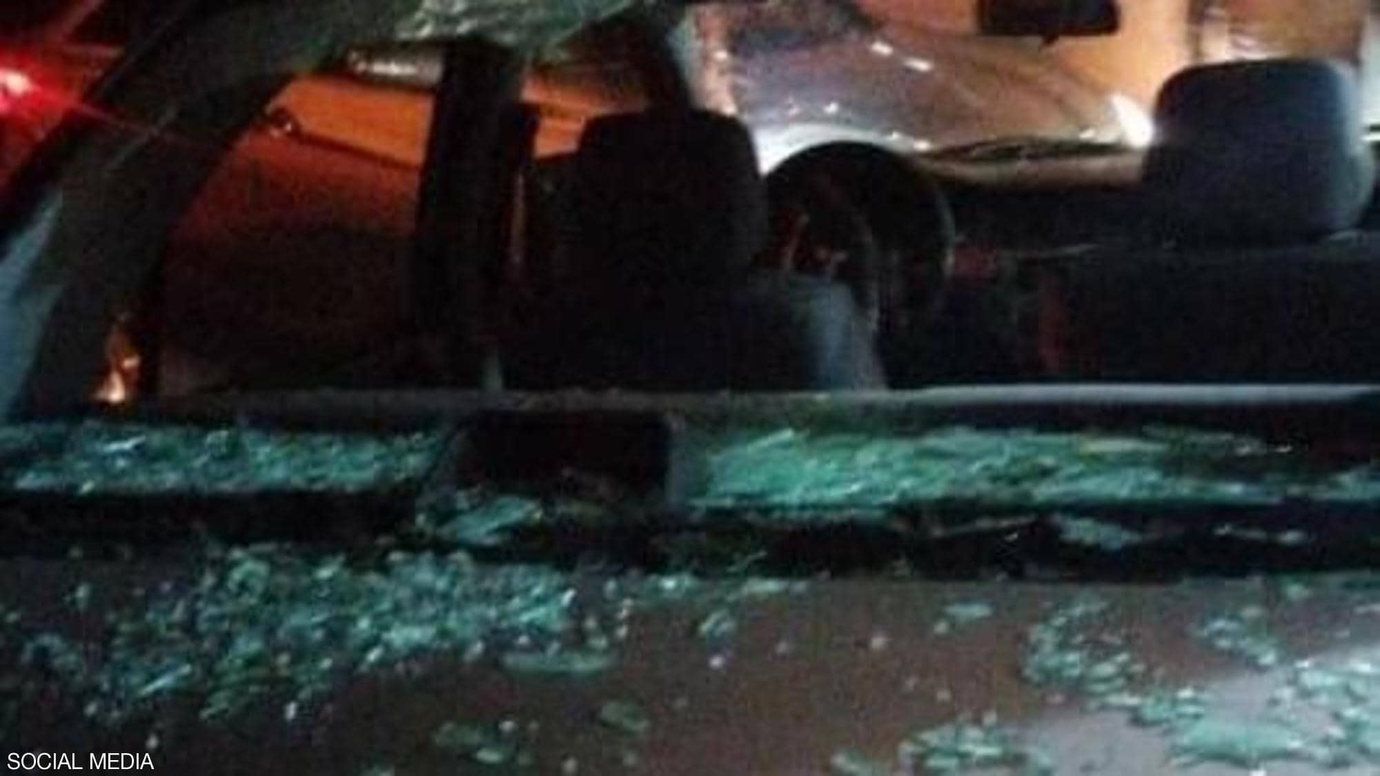 شاهدوا |  فتاة أردنية تحطم زجاج نحو 15 مركبة وتصرخ بشكل هستيري