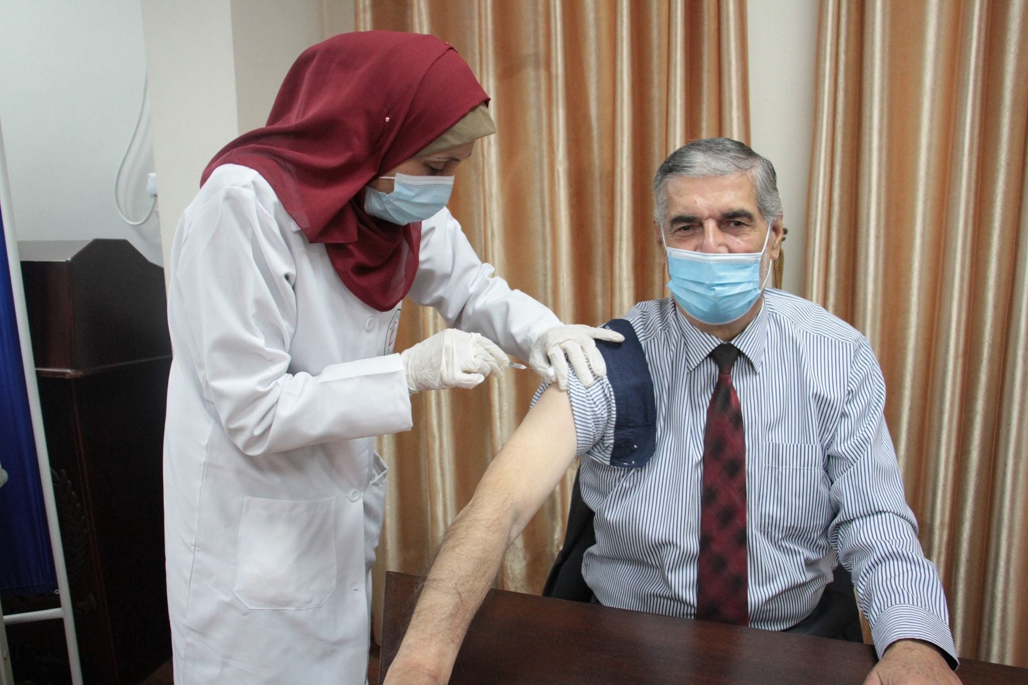 صحة غزة تشرع بتطعيم الجرعة الثانية من لقاح "كورونا"