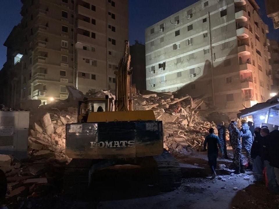 شاهد.. 5 قتلى بانهيار مبنى سكني في القاهرة