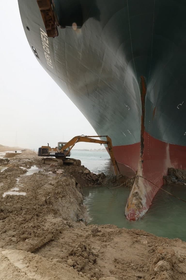 تعليق حركة الملاحة بقناة السويس مؤقتًا لحين الانتهاء من أعمال تعويم السفينة العالقة