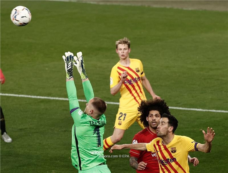 بالصور: برشلونة يشعل الليجا بالفوز على أوساسونا