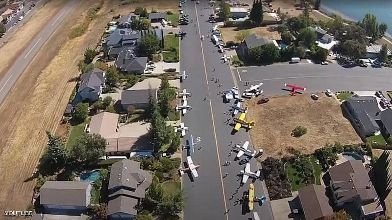 بالفيديو | ما حدث مرعبة .. الطائرة أمام باب "المنزل" في "حي سكني" بولاية كاليفورنيا الأميركية