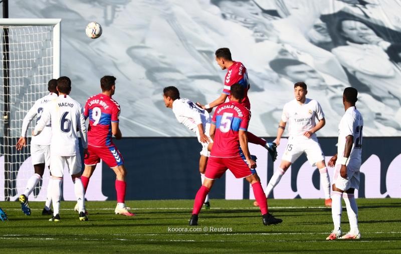 بالصور: بنزيما ينقذ ريال مدريد من فخ إلتشي بفوز قاتل