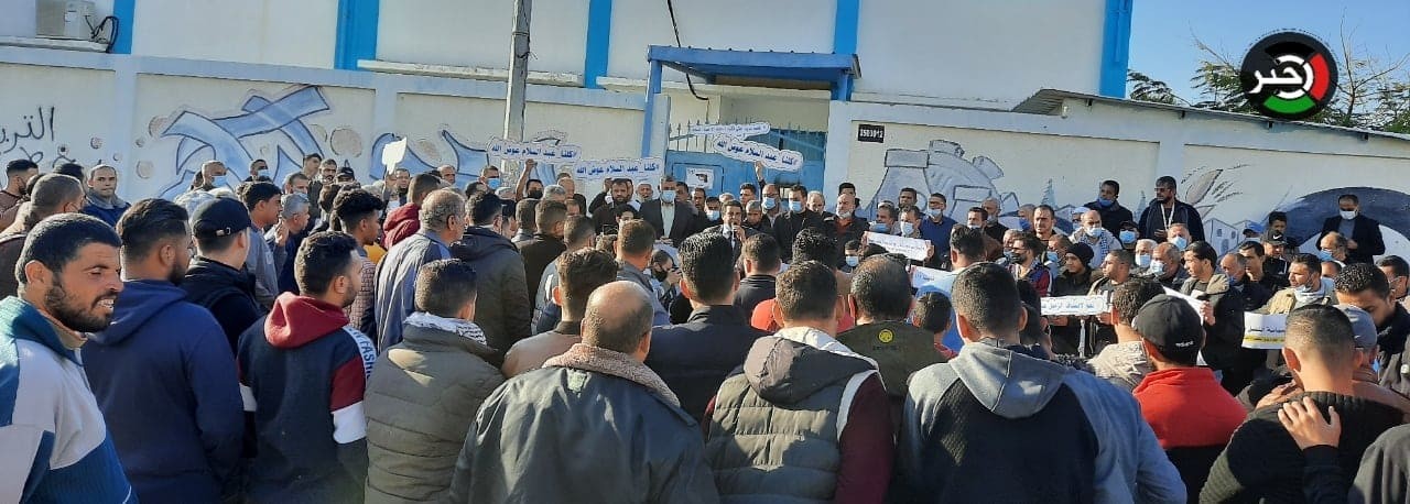 وقفة تضامنية في قطاع غزة مع موظف مفصول من "الأونروا"