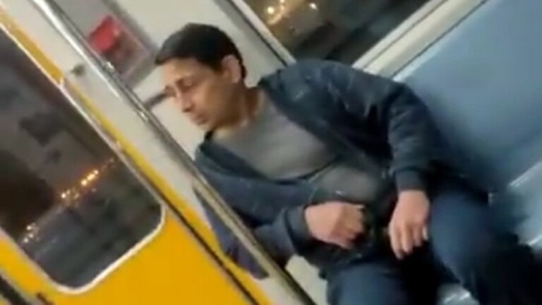 شاهدوا | فيديو يثير ضجة كبيرة لشاب يقوم بأفعال فاضحة في مترو الأنفاق