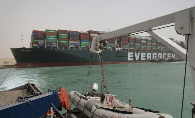 الإعلان عن تعويم سفينة الحاويات العملاقة الجانحة بقناة السويس