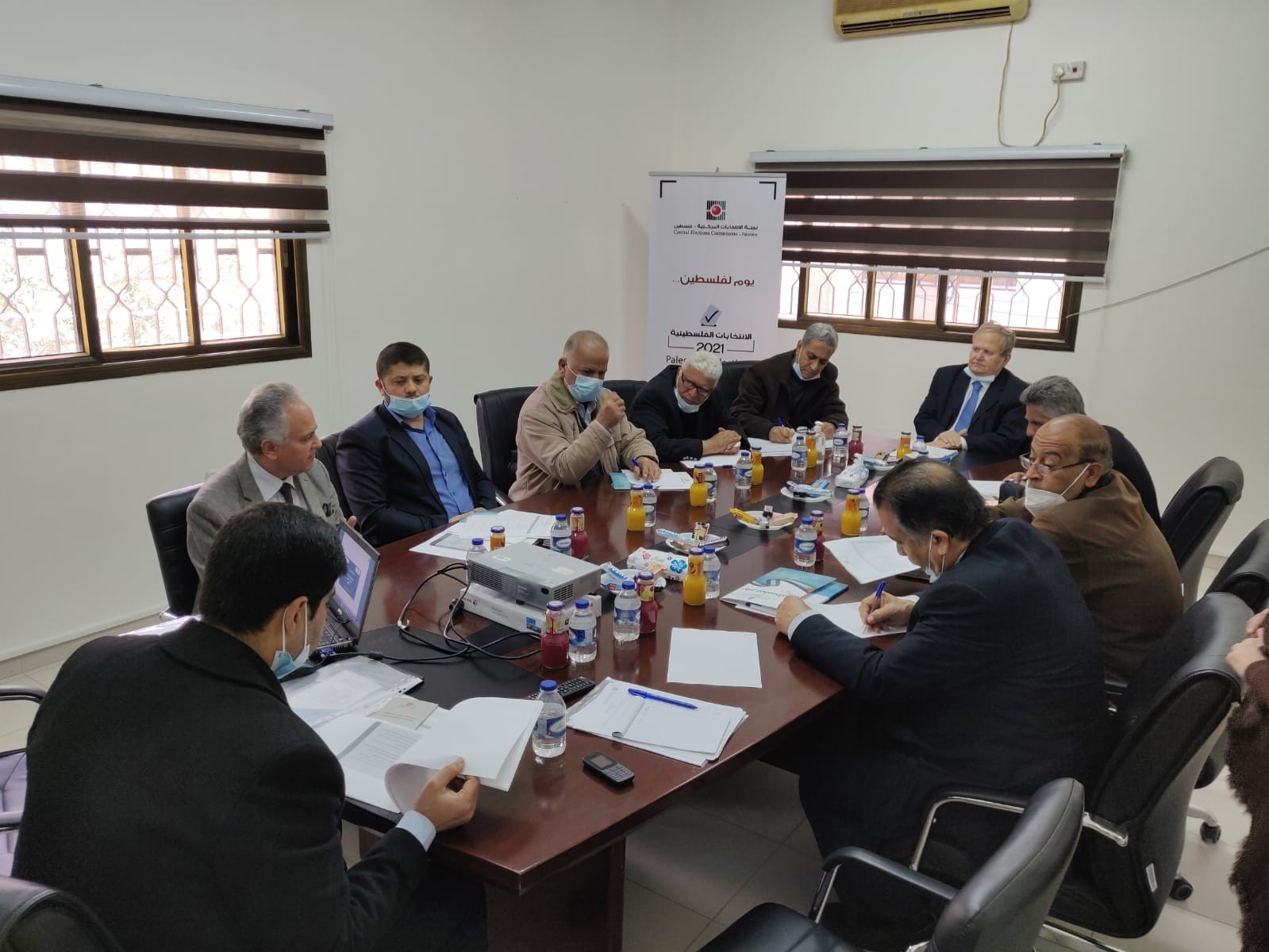 لجنة الانتخابات تطلع ممثلي الأحزاب في غزة على شروط الترشح