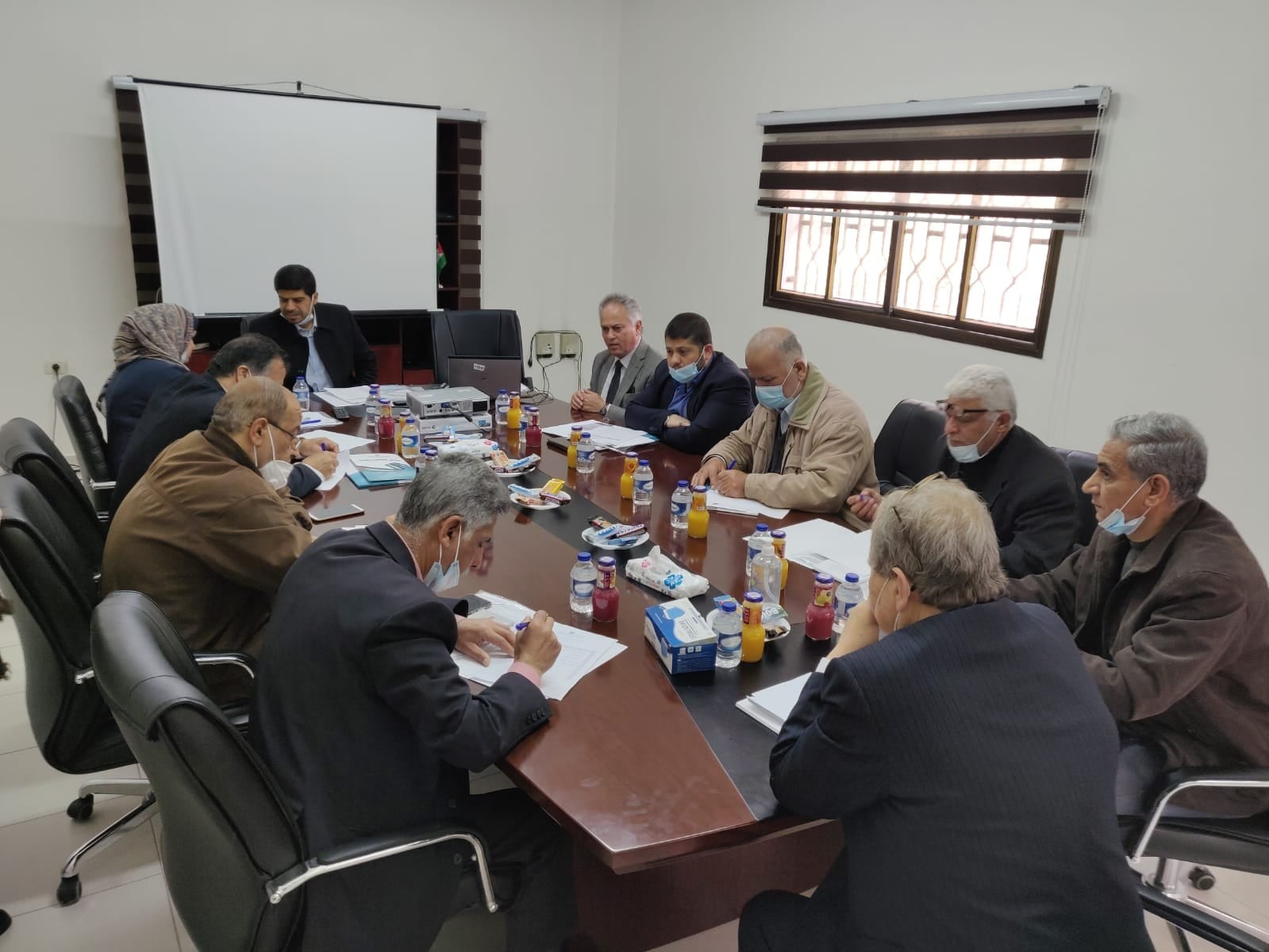 لجنة الانتخابات تطلع ممثلي الأحزاب في غزة على شروط الترشح