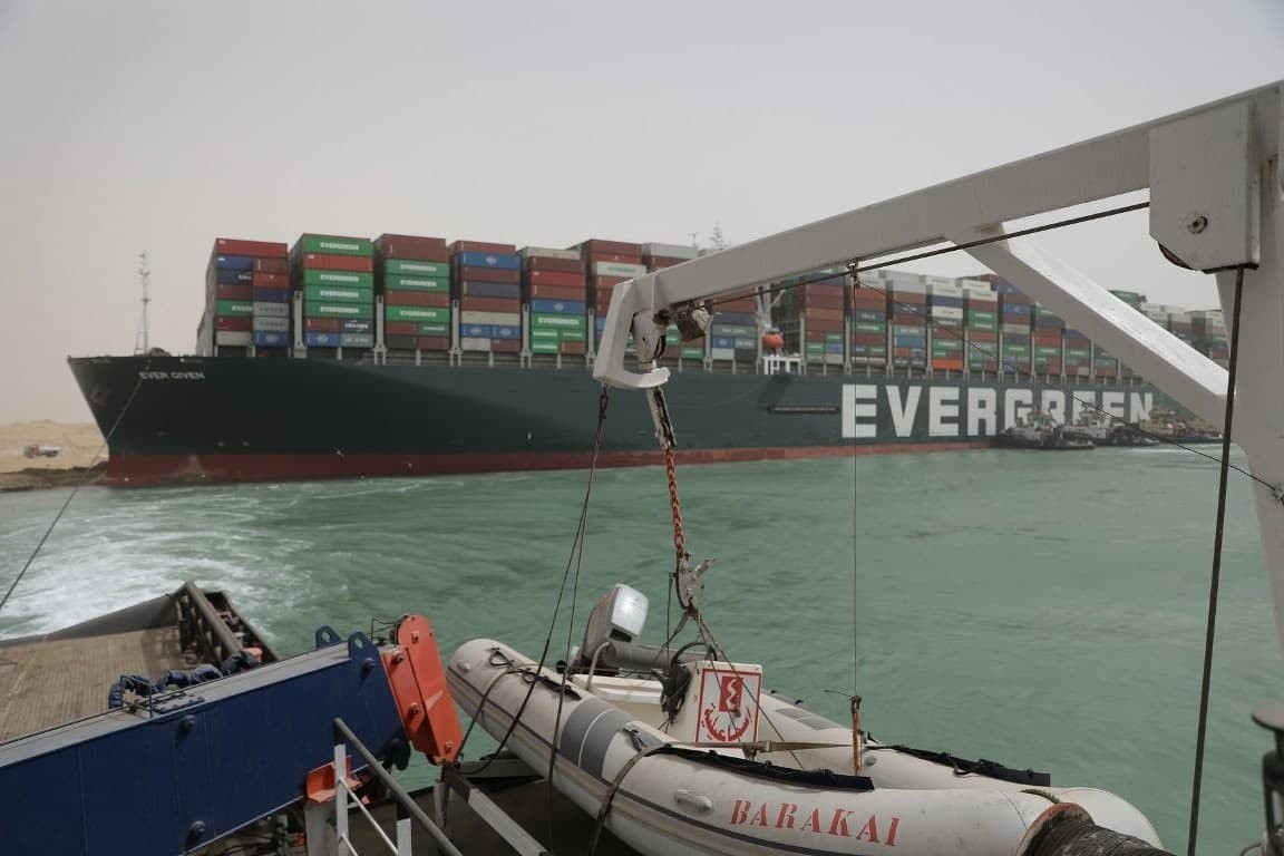 تعليق حركة الملاحة بقناة السويس مؤقتًا لحين الانتهاء من أعمال تعويم السفينة العالقة