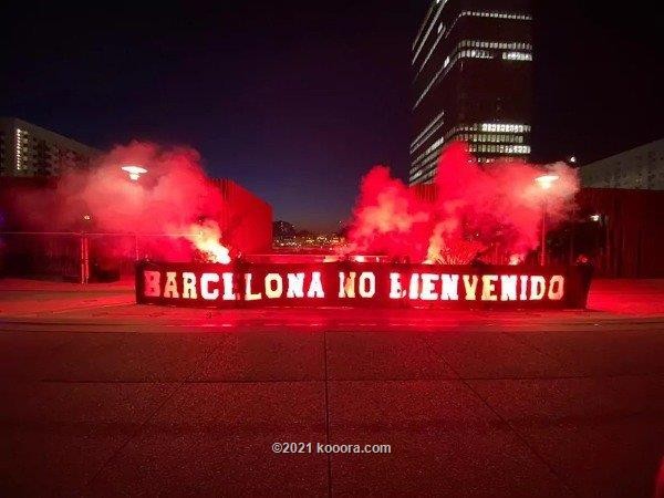 بالصور: ألتراس سان جيرمان يشعل العداوة مع برشلونة