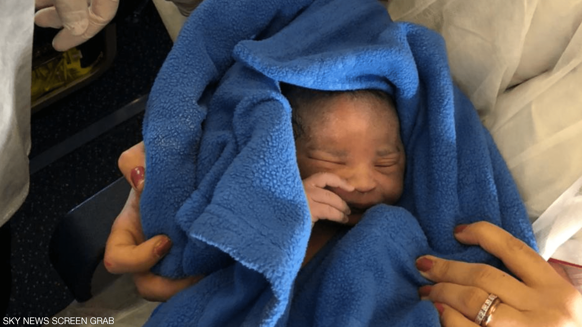شاهدوا | طائرة "مصرية" تغير مسارها بسبب عملية ولادة
