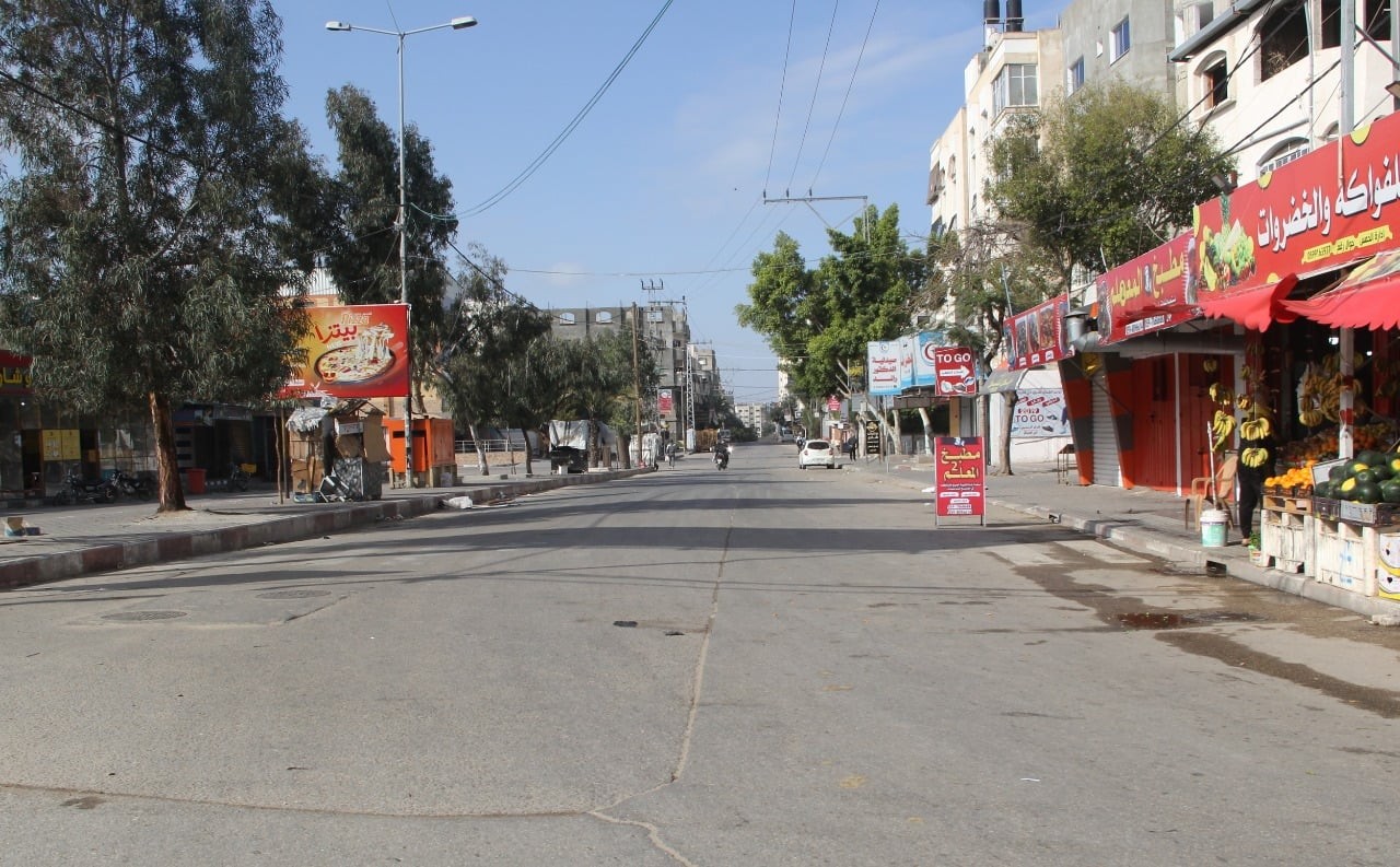 بالصور: بدء سريان الإغلاق الجزئي ومنع حركة المركبات في قطاع غزة