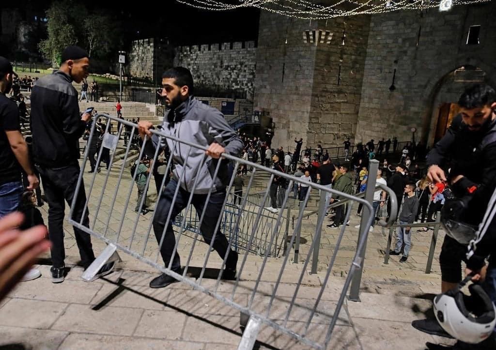 شباب القدس يزيلون الحواجز الحديدية المقامة في ساحة باب العامود