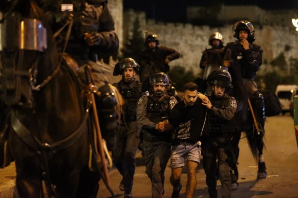 شاهد.. إصابات واعتقالات خلال مواجهات مع الاحتلال بالقدس