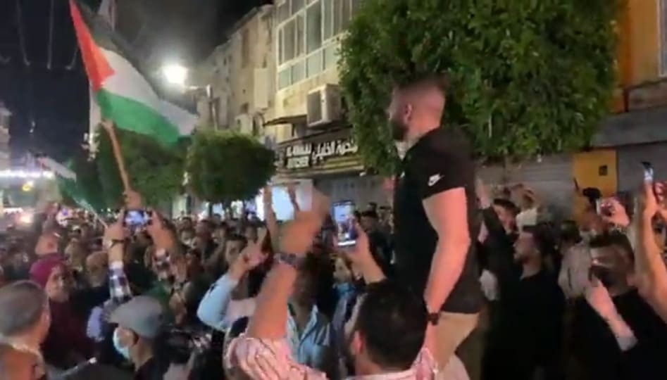 شاهد: مسيرة تجوب شوارع رام الله رفضاً لتأجيل الانتخابات