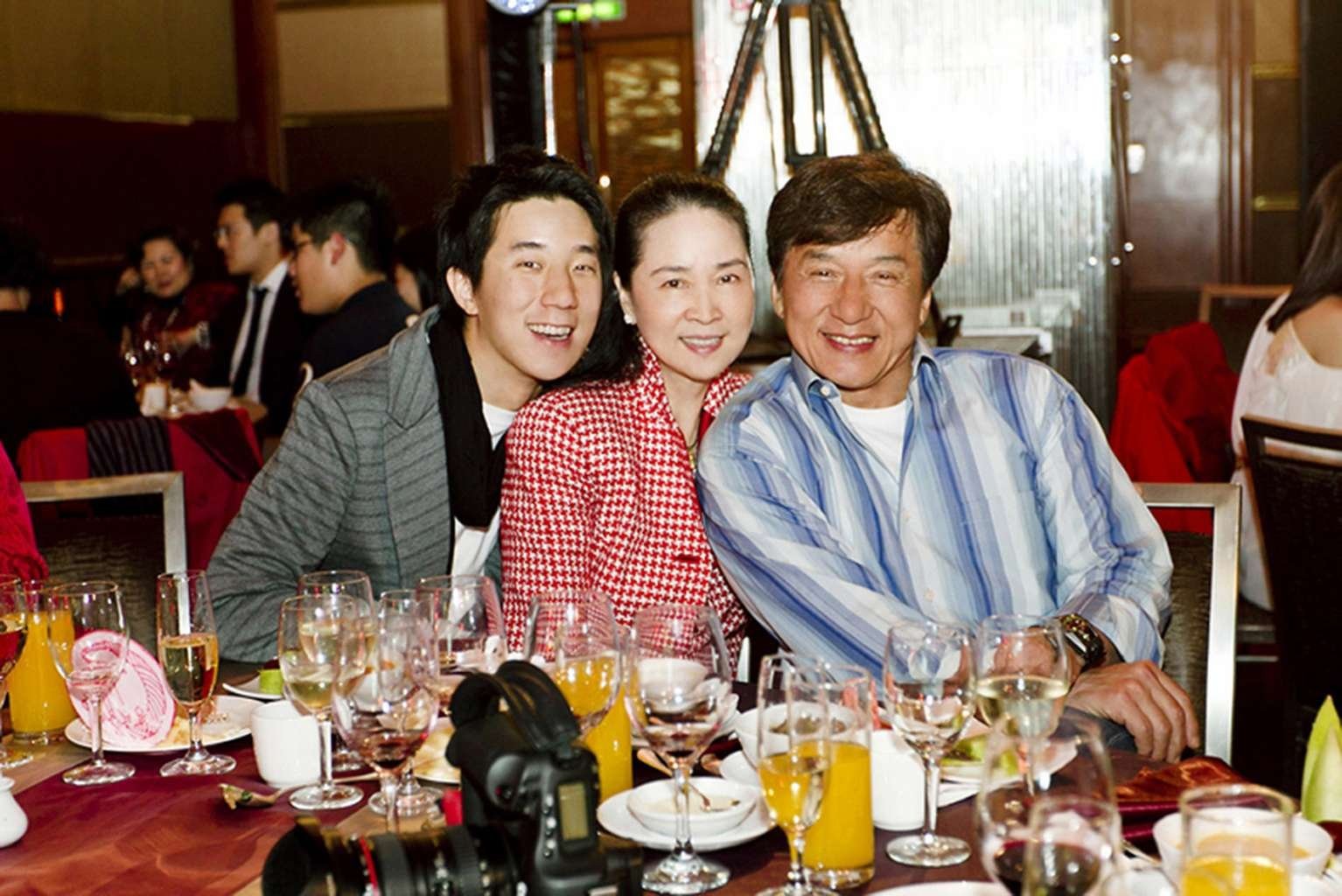 199474-جاكي-شان-وعائلته.jpg