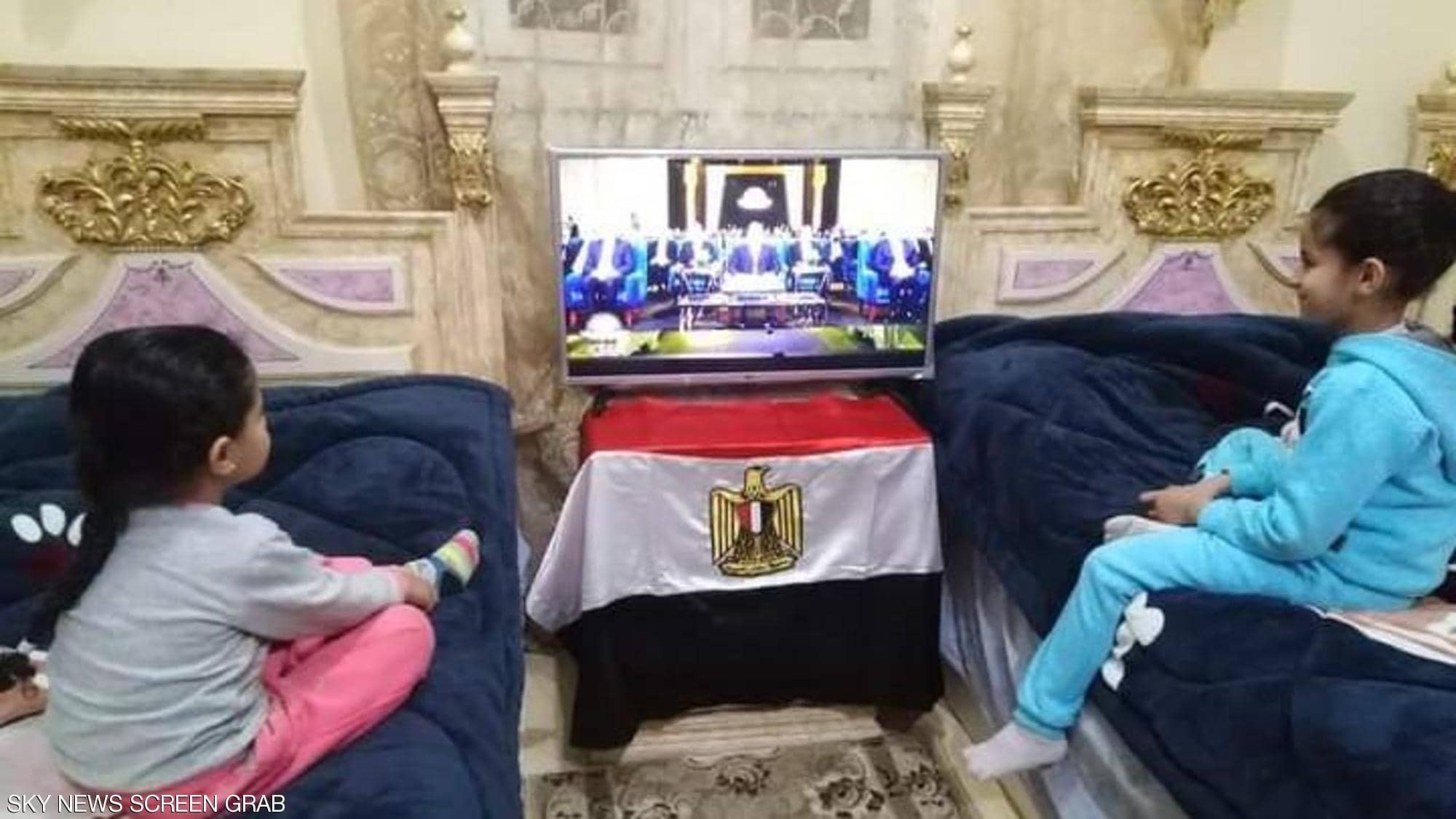 شاهدوا | كيف احتفل "المصريون" في منازلهم بـ"موكب الملوك"؟