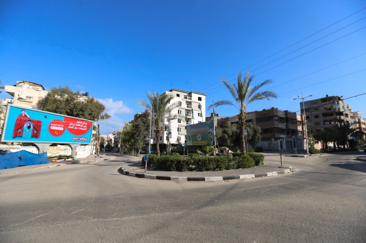 بالصور: بدء سريان الإغلاق الجزئي ومنع حركة المركبات في قطاع غزة