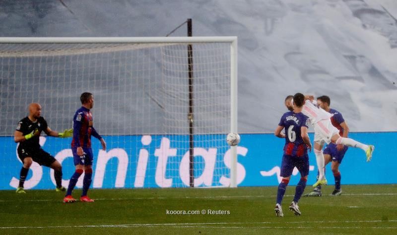 بالصور.. ريال مدريد يتحدى الفار ويتخطى إيبار بثنائية