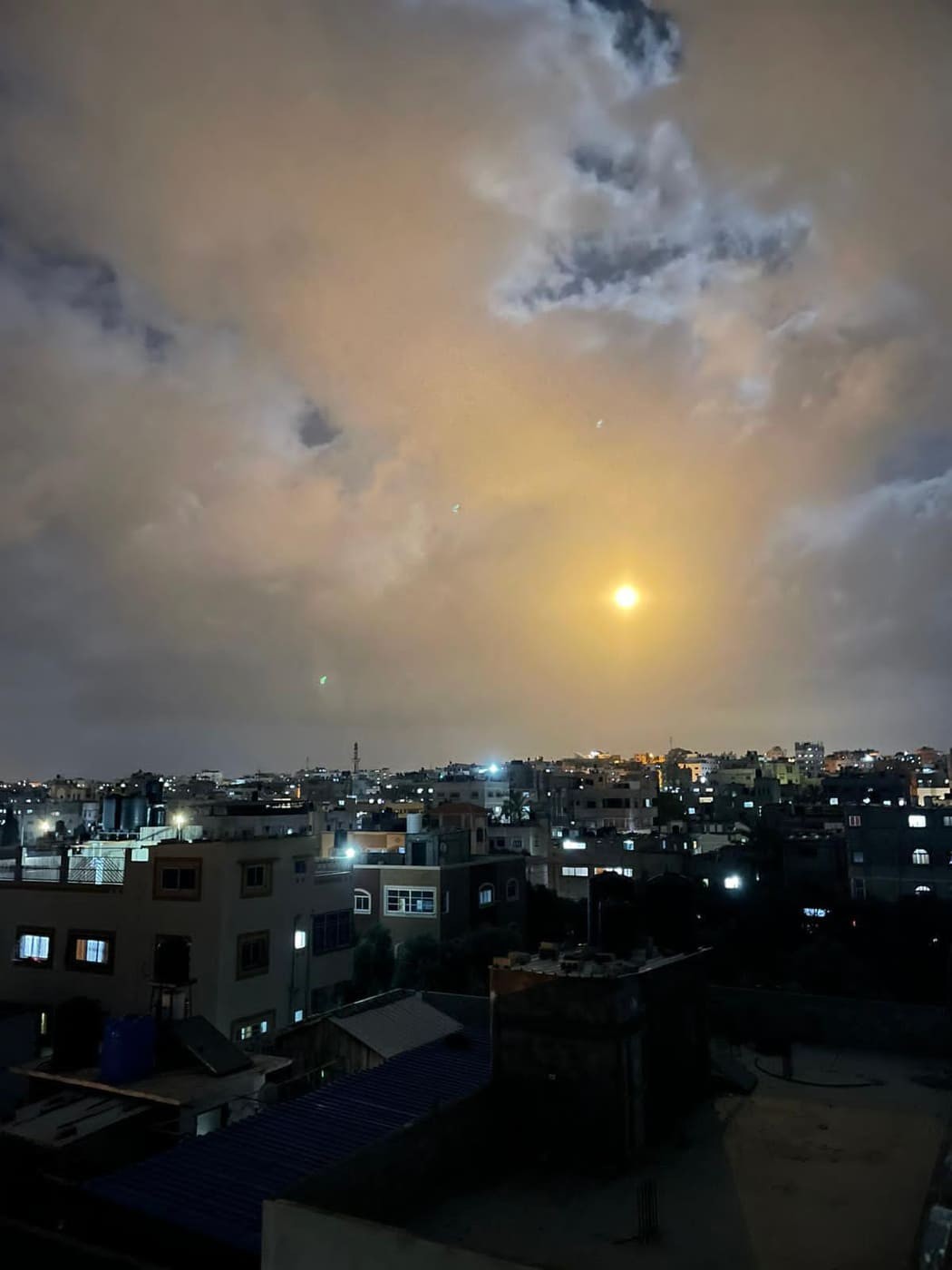 شبان يطلقون بالونات حارقة صوب مستوطنات "غلاف غزة"