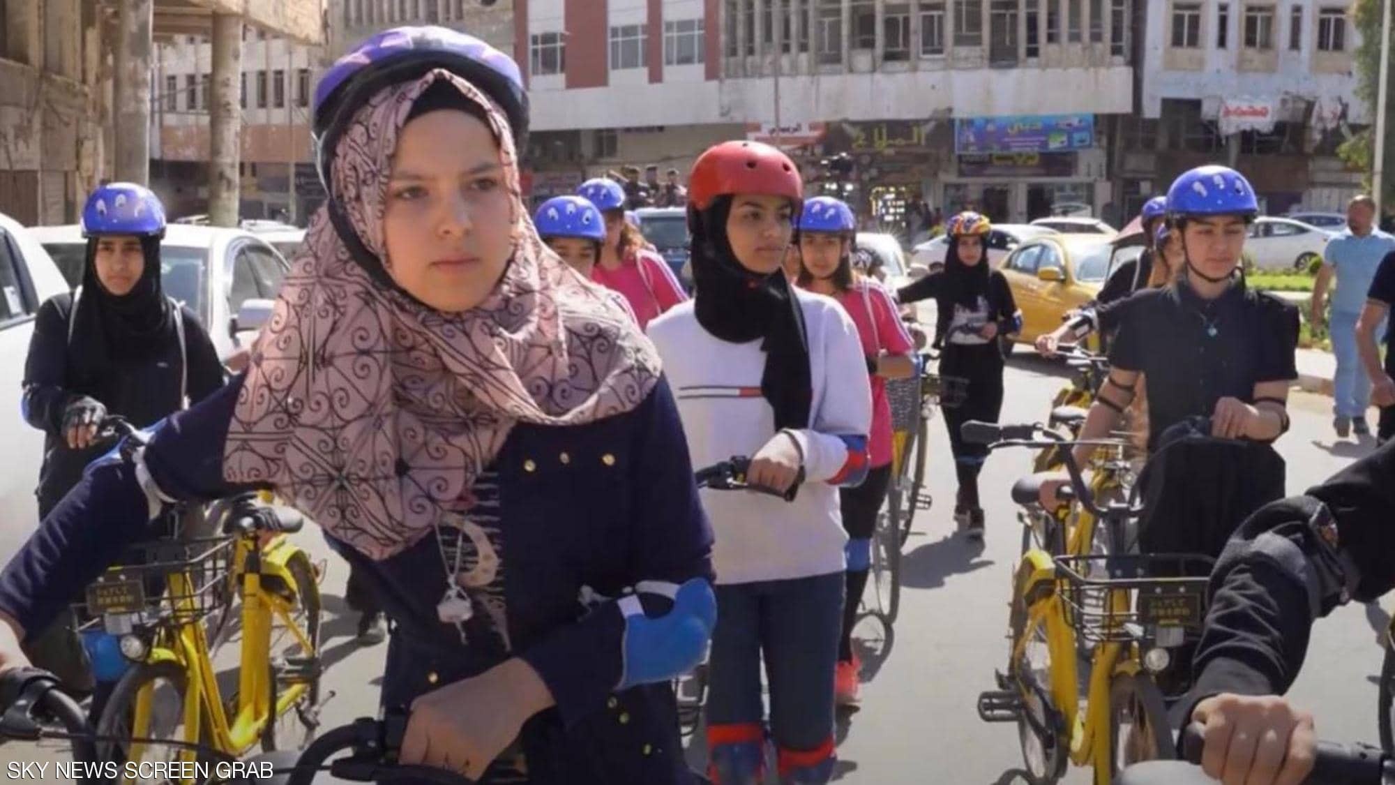 شاهدوا | سباق دراجات نسائي بمعقل "داعش" السابق في العراق