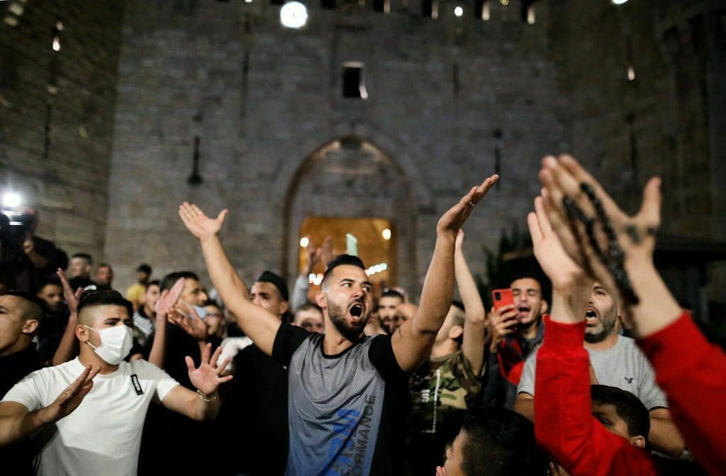 شباب القدس يزيلون الحواجز الحديدية المقامة في ساحة باب العامود