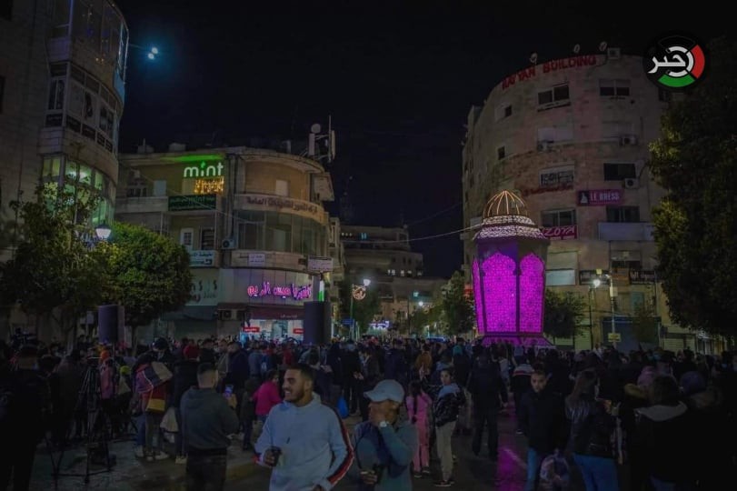 بلدية رام الله تضيء فانوس رمضان في ميدان الشهيد ياسر عرفات
