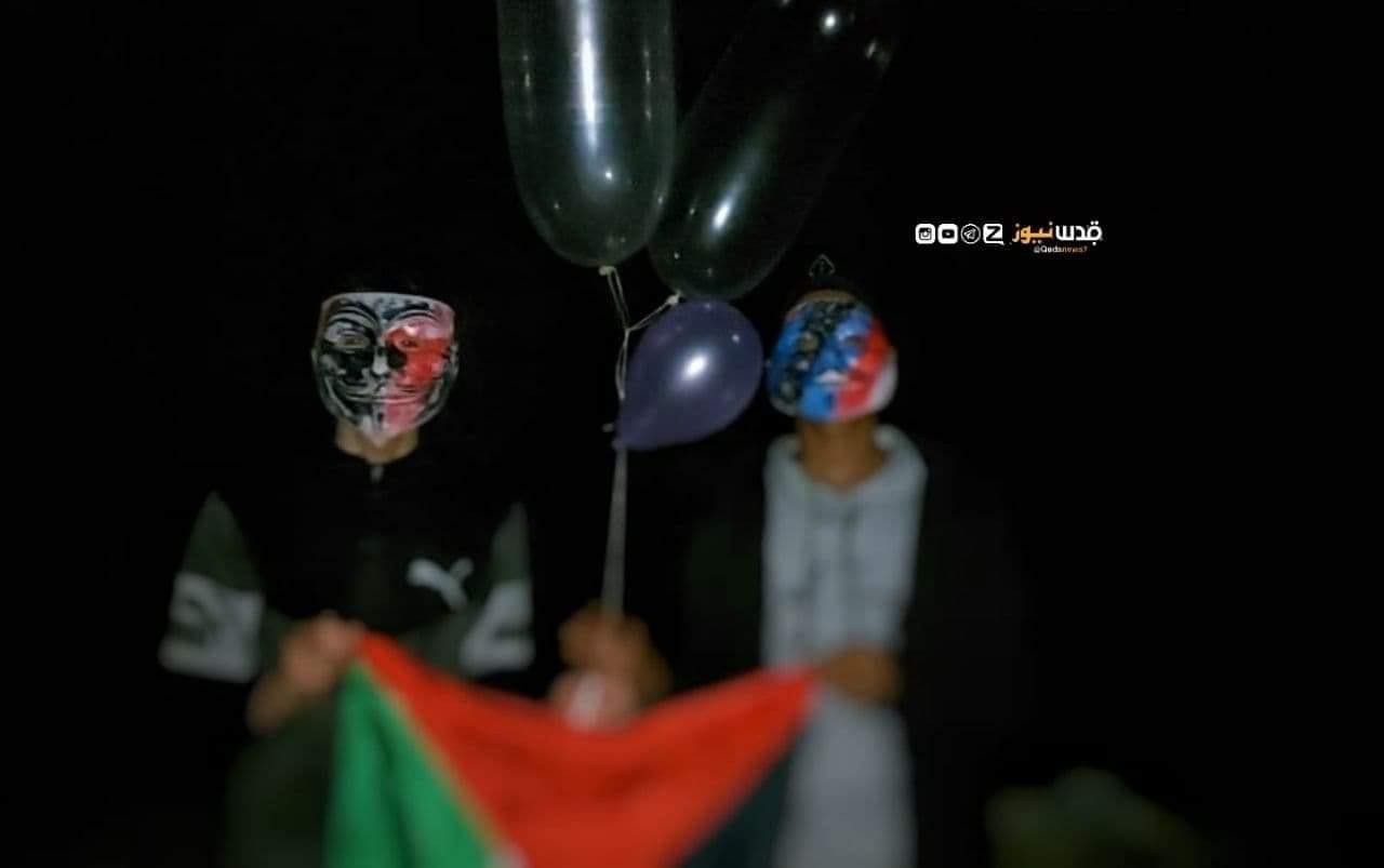 شبان يطلقون بالونات حارقة صوب مستوطنات "غلاف غزة"