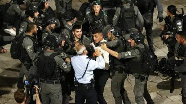 شاهد.. إصابات واعتقالات خلال مواجهات مع الاحتلال بالقدس