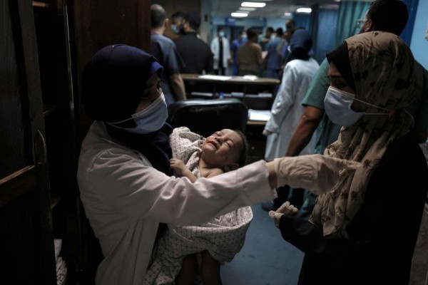 شاهد.. مواطن يطلب رعاية طفل رضيع نجا من مجزرة إسرائيلية بغزة