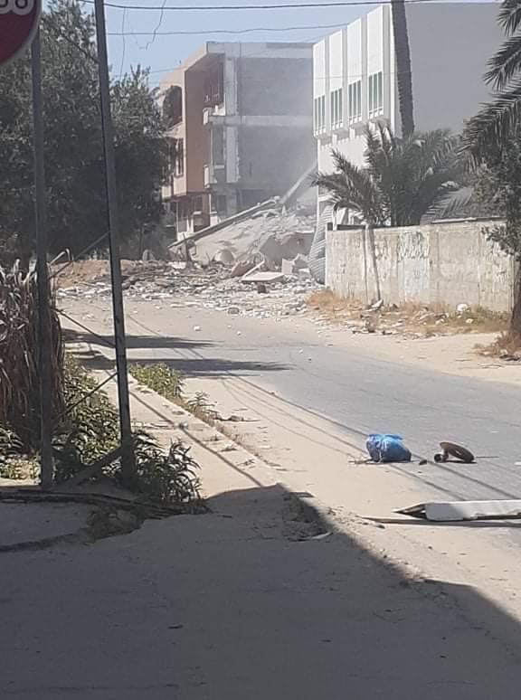 شاهد: الاحتلال يستهدف جمعية الصلاح الإسلامية ومدارس تابعة لها بدير البلح