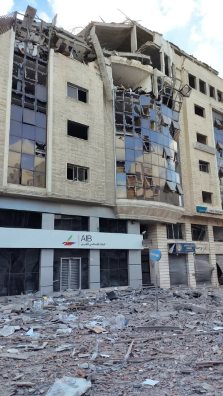 شاهد: شهيدان وإصابات في قصف عمارة سكنية بشارع الوحدة وسط مدينة غزّة