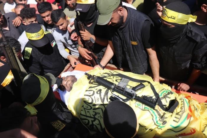 شاهد: كتائب الأقصى تُشيّع جثمان أحد مقاتلي سلاح المدفعية في شمال قطاع غزّة