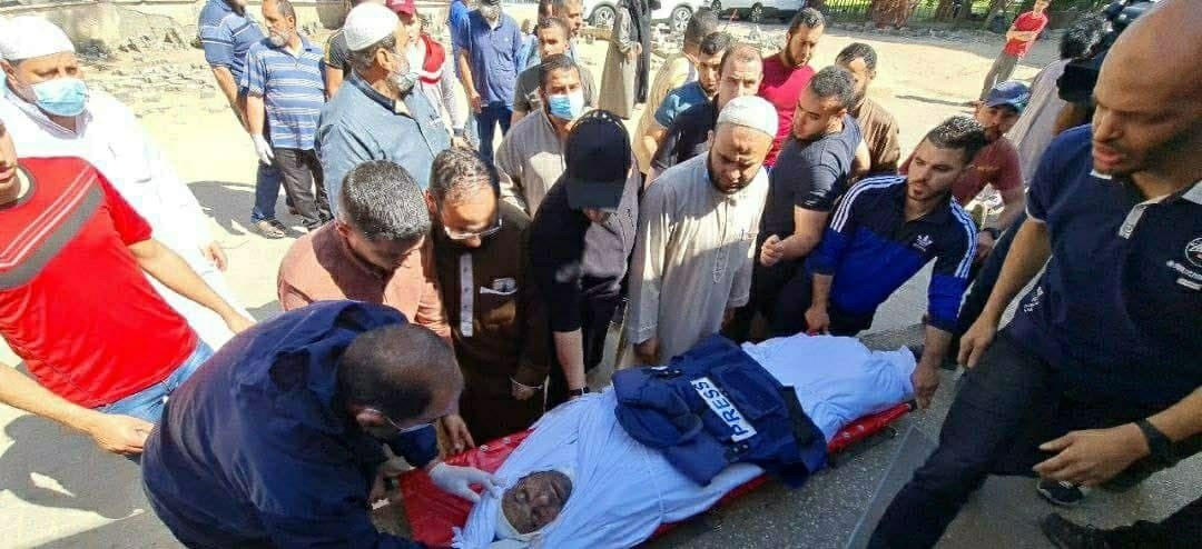 شاهد: تشييع جثمان الشهيد الصحفي يوسف أبو حسين في مدينة غزة