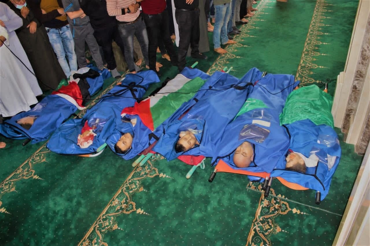 أهالي غزة يُشيعون جثامين الشهداء الذين ارتقوا بالأمس جراء عدوان الاحتلال