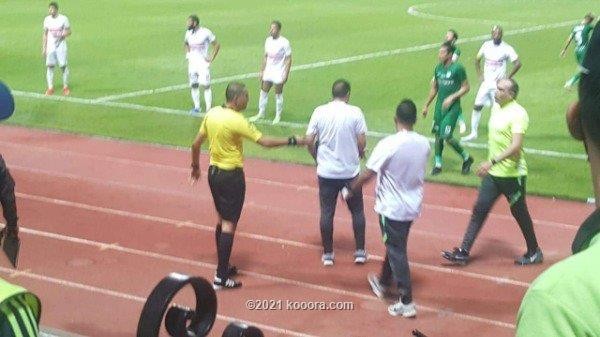 بالصور.. مشاجرة بين إداري المصري ودكة الزمالك