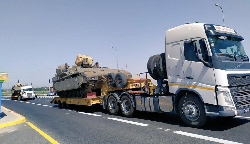 شاهد: الاحتلال يشرع بنقل الدبابات إلى الحدود مع قطاع غزة