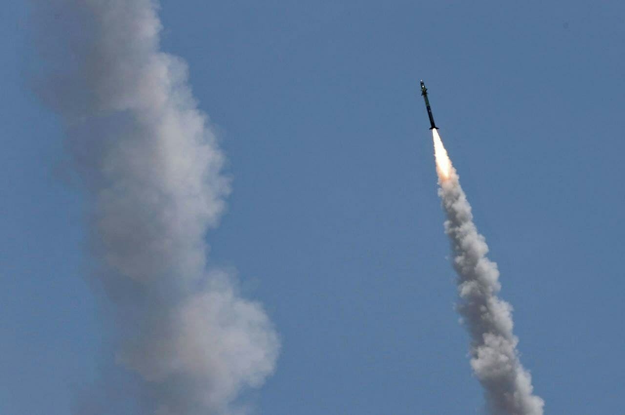 شاهد: إطلاق رشقات صاروخية متتالية من قطاع غزّة صوب مستوطنات الغلاف