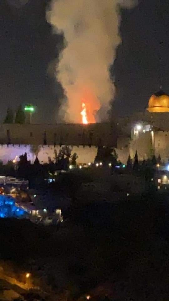 اندلاع حريق هائل في الأشجار المحيطة بالمسجد الأقصى